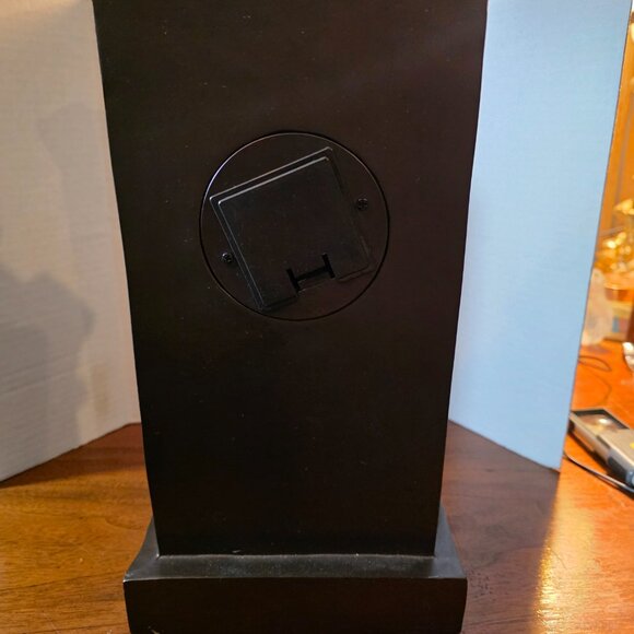 VINTAGE QUARTZ FIGURAL CLOCK ANGEL STANDING BESIDE LARGE BASKET ALL BRONZE - Picture 3 of 4